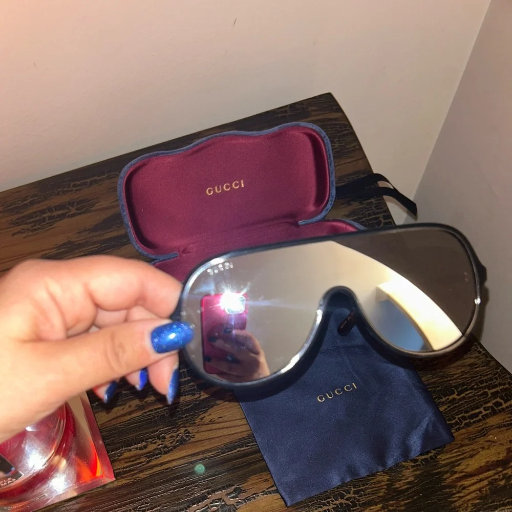 Gucci Black and Silver Sunglasses No scratches! Like brand new. - Picture 6 of 6